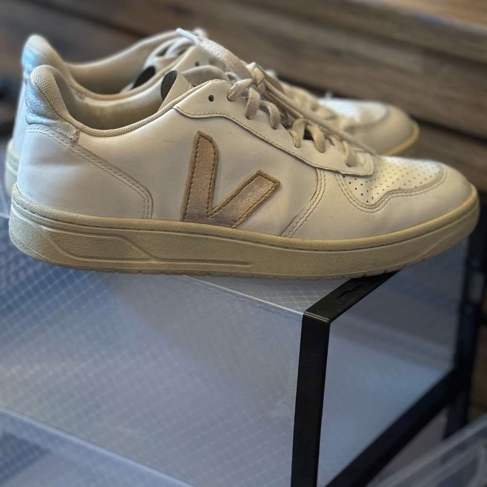 Women’s Vejas Size 9